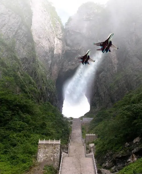 SU-27 fighter jets flew through the Tianmen Hole