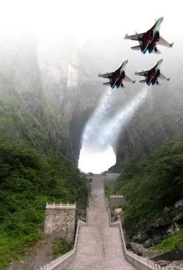 3 Russian SU-27 fighter jets flew through the Tianmen Hole