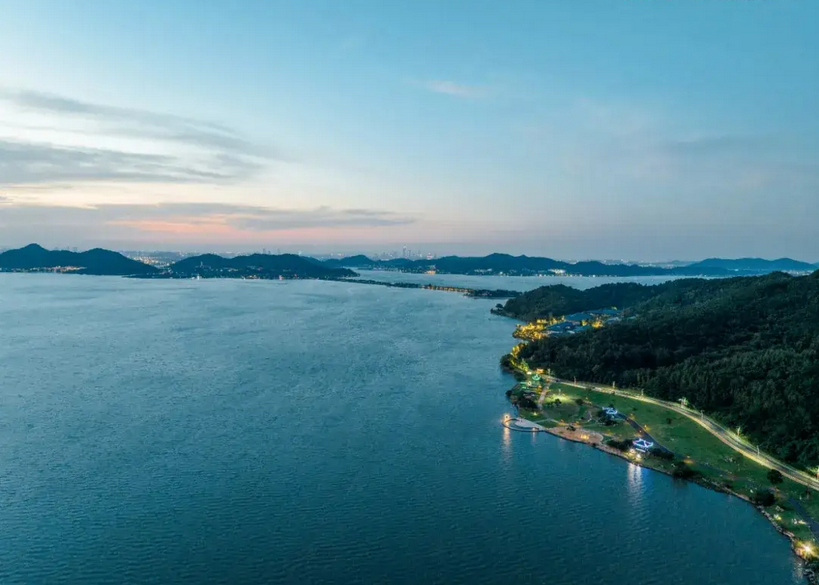 Dongqian Lake