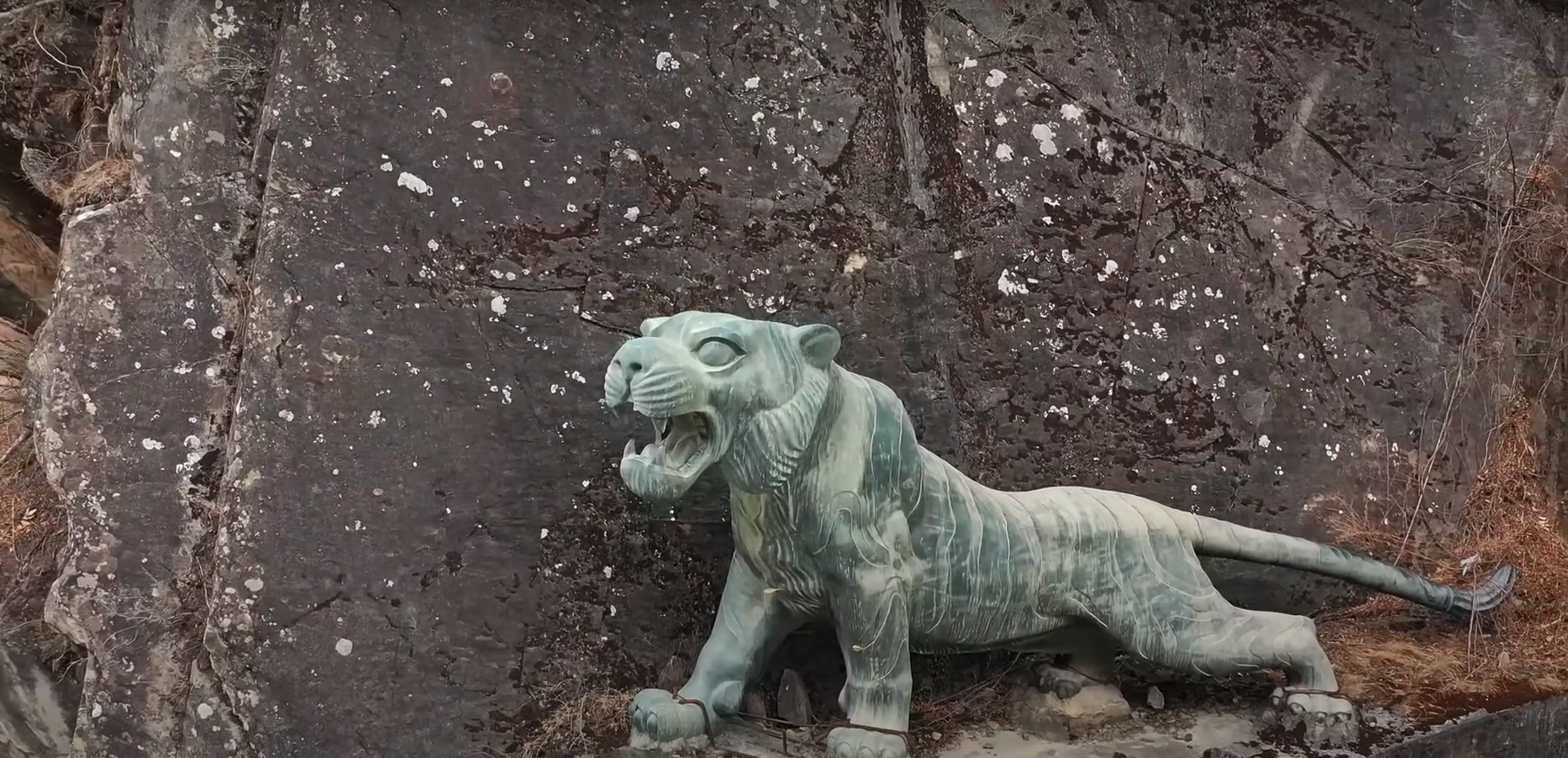 stone gigher at Tiger Leaping Gorge